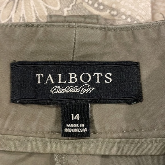 Talbots size 14 Stylish Olive Green Cargo Shorts - Picture 3 of 5